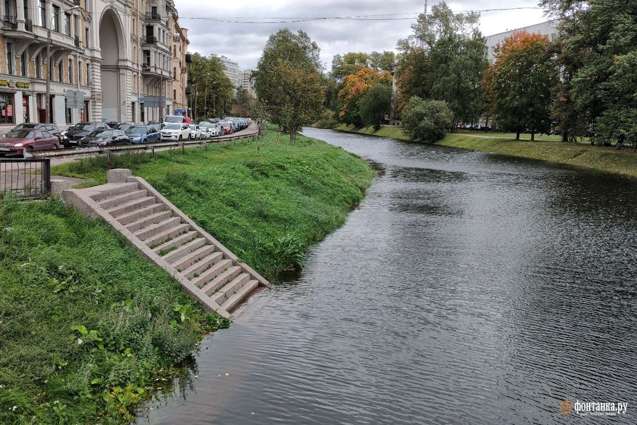 Вода в Неве пошла на убыль. Но на дамбе волны плещутся у самого края