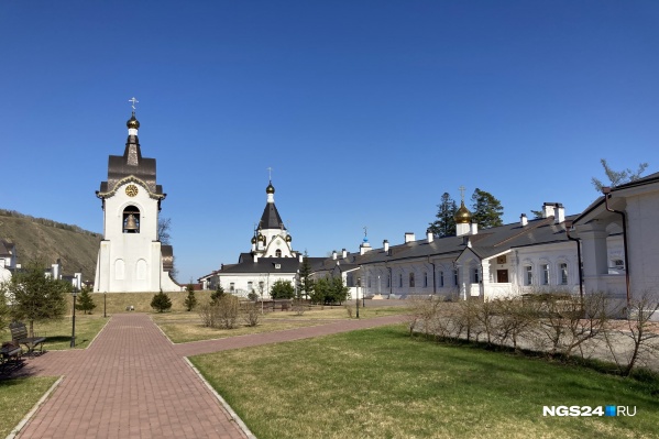 В мужском монастыре всегда особая атмосфера В мужском монастыре всегда особая атмосфера