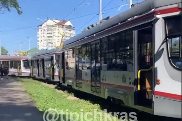 В Краснодаре утром трамваи встали в пробку из-за неисправности нового вагона