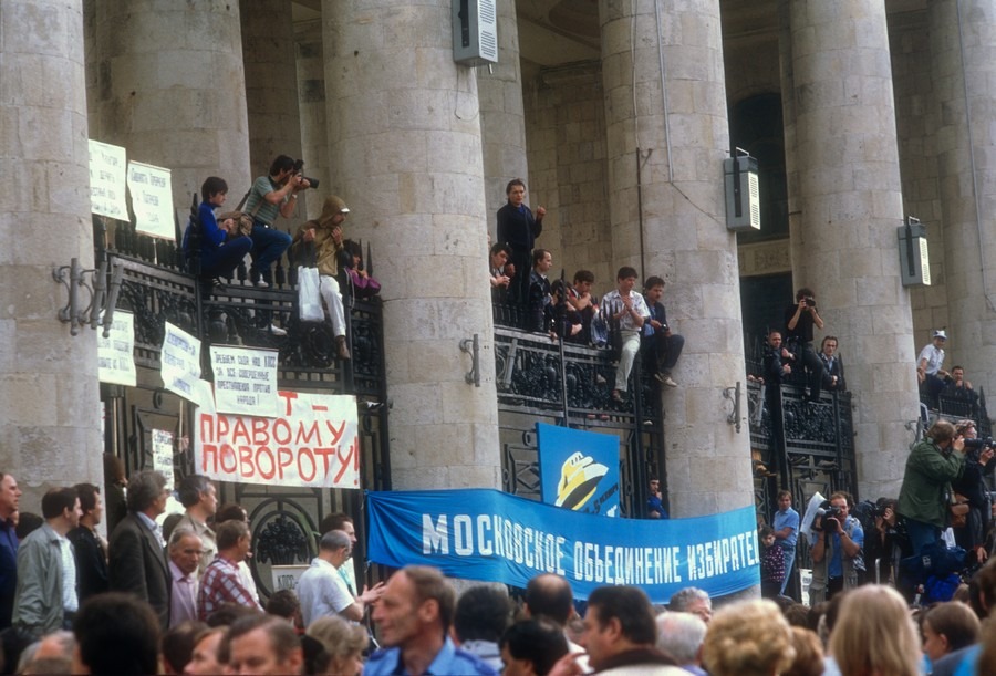 Протесты 80-х были разношерстны и во многом наивны: люди хотели перемен, но не знали, каких именно Протесты 80-х были разношерстны и во многом наивны: люди хотели перемен, но не знали, каких именно
