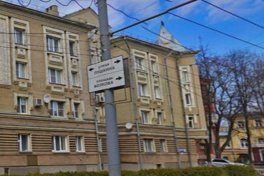 Девушка выпрыгнула со второго этажа дома на Республиканской улице в Ярославле Девушка выпрыгнула со второго этажа дома на Республиканской улице в Ярославле