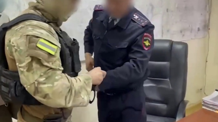 В Краснодаре инспектора ГИБДД задержали за взятку