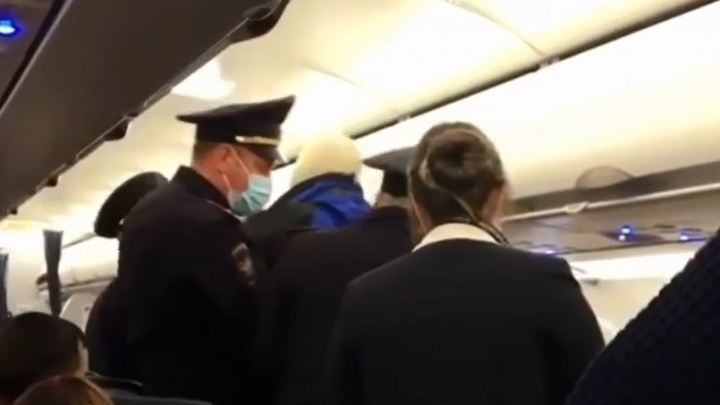 Появилось видео дебоша в самолете Москва — Уфа, который вернули в аэропорт со взлетной полосы