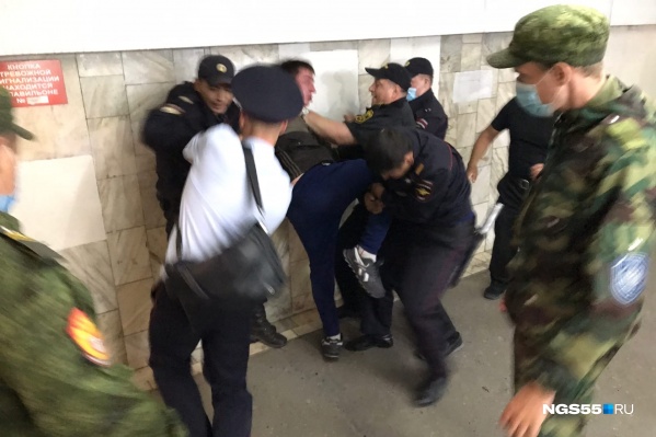 Сдаваться сразу мужчина не собирался Сдаваться сразу мужчина не собирался
