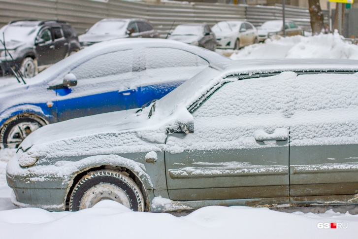Припаркованные машины мешают уборке снега