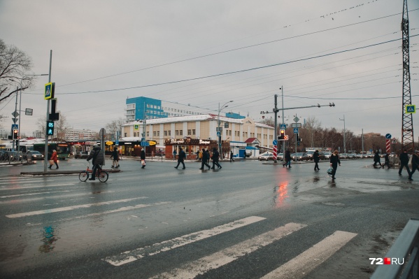 Улицу Мельникайте власти давно хотят превратить в магистраль непрерывного движения. Для этого сооружаются развязки, а пешеходов загоняют на надземные пешеходные переходы Улицу Мельникайте власти давно хотят превратить в магистраль непрерывного движения. Для этого сооружаются развязки, а пешеходов загоняют на надземные пешеходные переходы