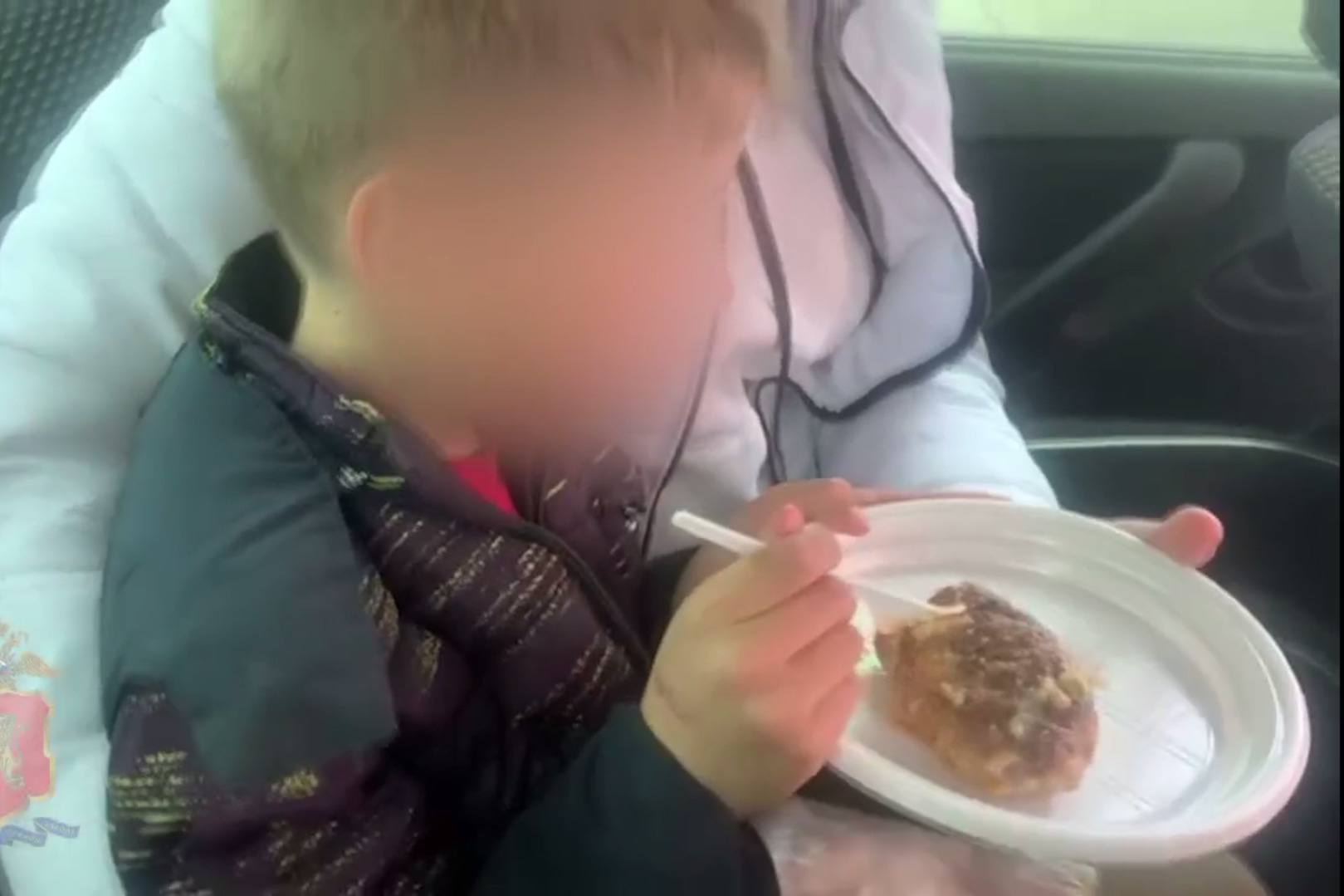 Мальчик ест котлету в машине рядом с сотрудницей угро.<br />— Как себя чувствуешь?<br />— Нормально.<br />— Сейчас домой поедешь?<br />— Я знаю свой адрес и квартиру Мальчик ест котлету в машине рядом с сотрудницей угро.<br />— Как себя чувствуешь?<br />— Нормально.<br />— Сейчас домой поедешь?<br />— Я знаю свой адрес и квартиру
