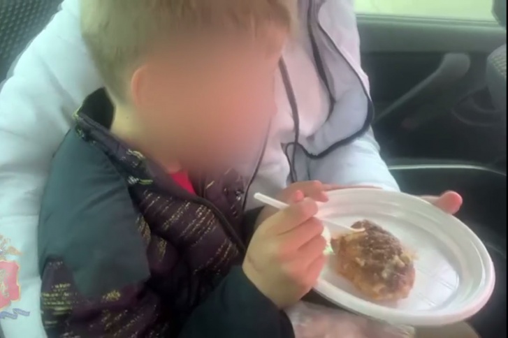 Мальчик ест котлету в машине рядом с сотрудницей угро.<br>— Как себя чувствуешь?<br>— Нормально.<br>— Сейчас домой поедешь?<br>— Я знаю свой адрес и квартиру Мальчик ест котлету в машине рядом с сотрудницей угро.<br>— Как себя чувствуешь?<br>— Нормально.<br>— Сейчас домой поедешь?<br>— Я знаю свой адрес и квартиру