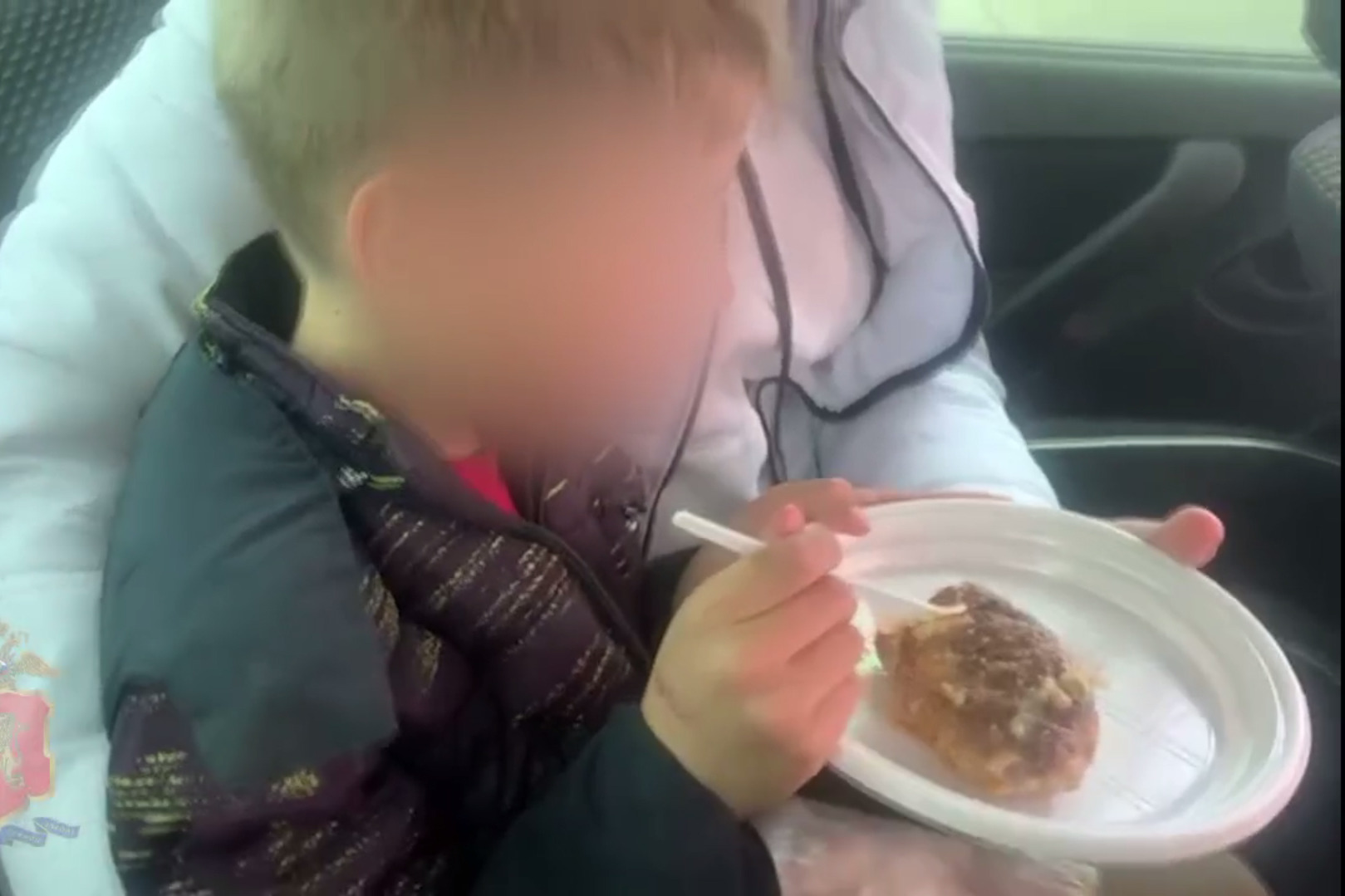 Ребенка заставляли лизать. Фото мальчик ест котлету. Мальчик ест котлету в поезде. Маньяки кушают младенцев.