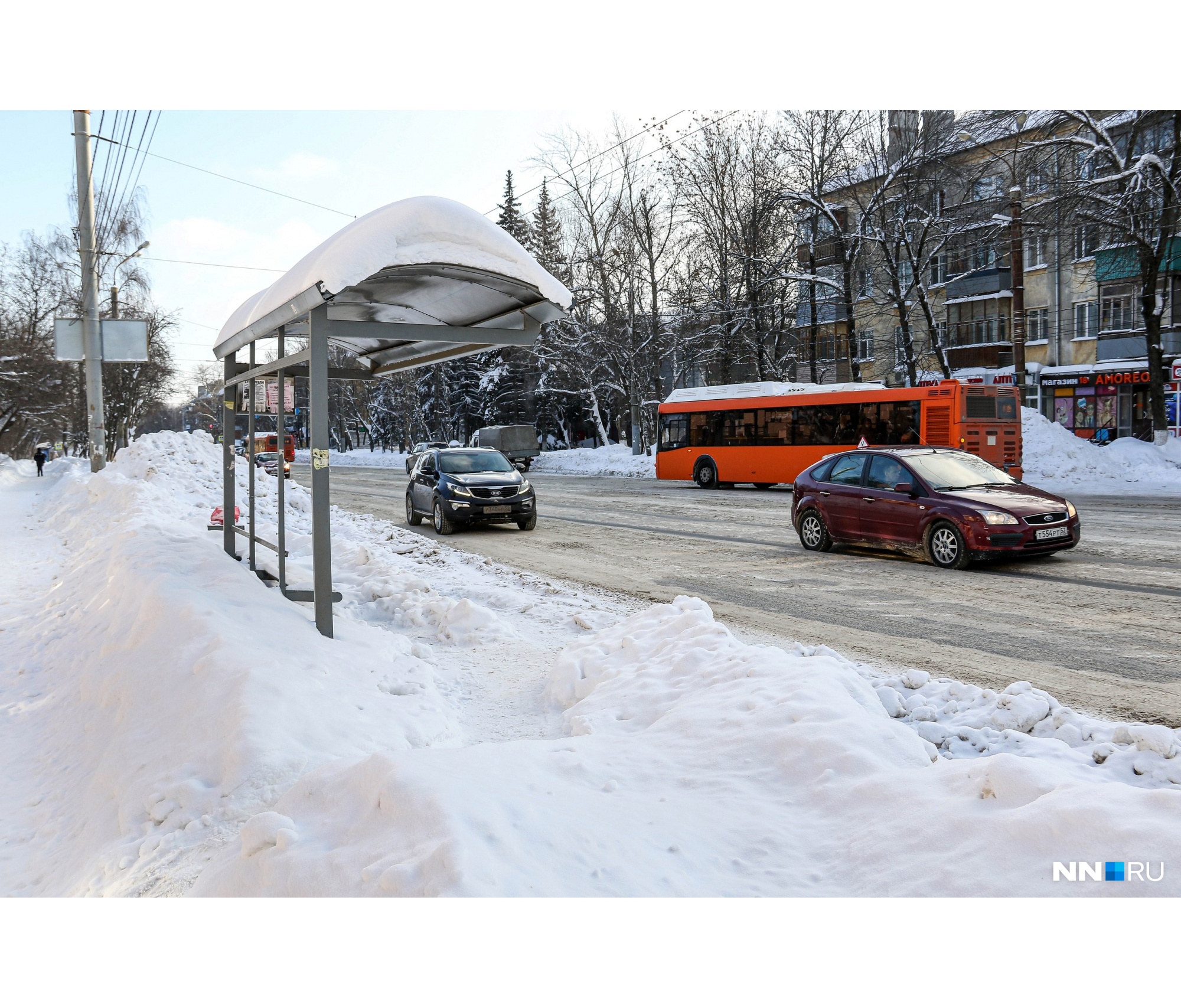 Чтобы попасть на остановку, еще требуется перепрыгнуть сугроб. Впрочем, там уже образуется уверенная тропа Чтобы попасть на остановку, еще требуется перепрыгнуть сугроб. Впрочем, там уже образуется уверенная тропа
