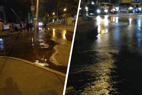 По екатеринбургской улице льются потоки воды По екатеринбургской улице льются потоки воды