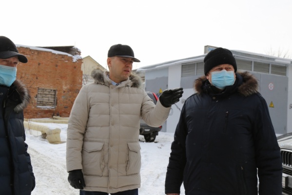 Внимание Шумкова во время объезда привлекла старинная стена по улице Советской. Глава региона пошутил, что она может стать «стеной плача» Внимание Шумкова во время объезда привлекла старинная стена по улице Советской. Глава региона пошутил, что она может стать «стеной плача»