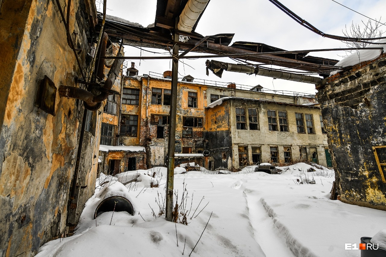 Такое же состояние дома можно было бы увидеть и снаружи, если бы не тент на фасаде Такое же состояние дома можно было бы увидеть и снаружи, если бы не тент на фасаде