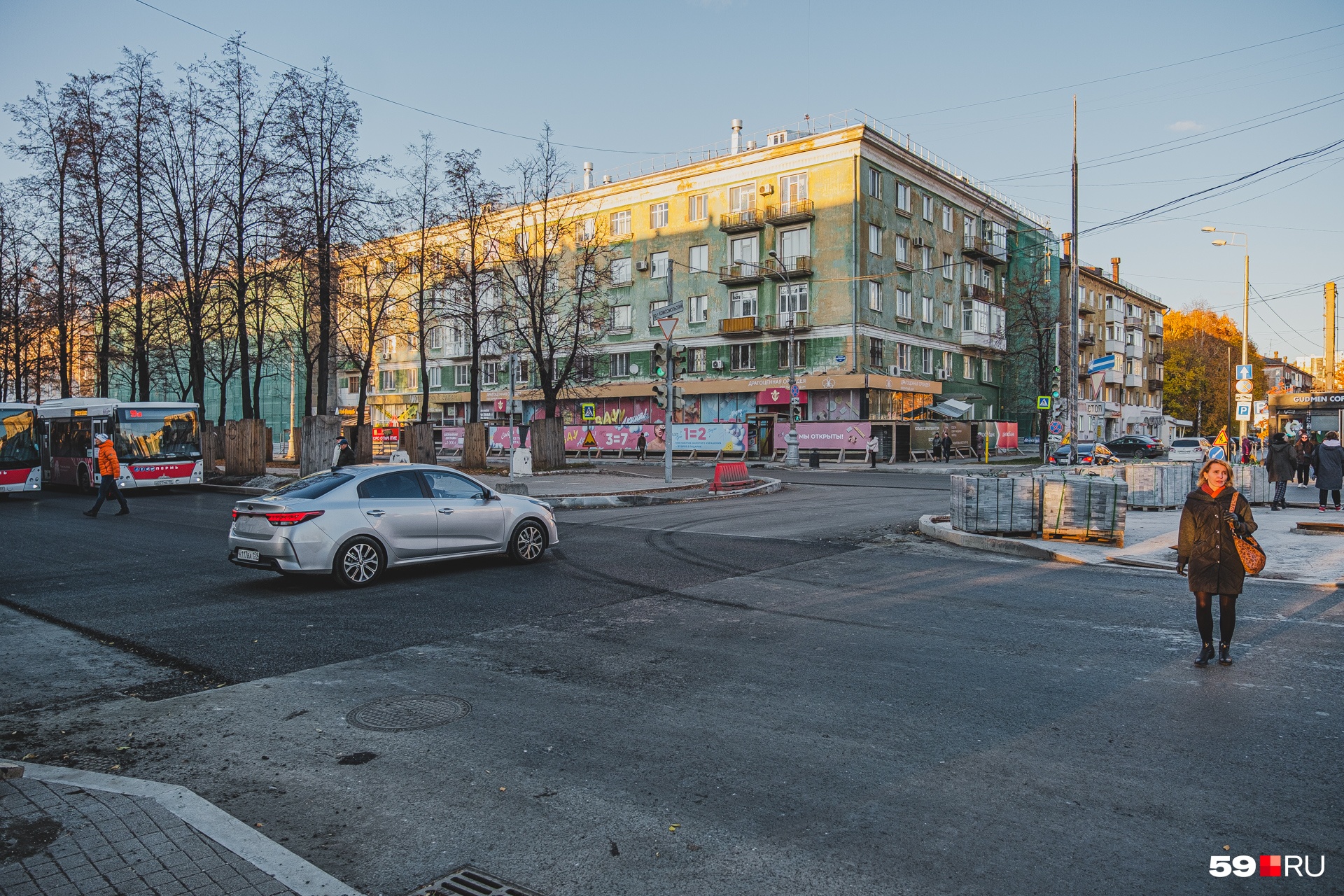 На перекрестке Компроса и улицы Полины Осипенко несколько отличается покрытие разных участков