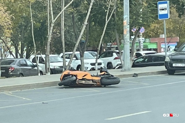 Мотоцикл отнесло к остановке Мотоцикл отнесло к остановке