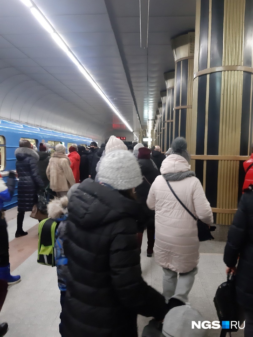 Добраться до эскалатора сквозь такую толпу сложно Добраться до эскалатора сквозь такую толпу сложно
