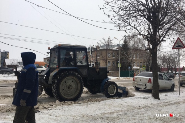 Дворники мерзнут на улице, пока хозяева машин спят дома Дворники мерзнут на улице, пока хозяева машин спят дома