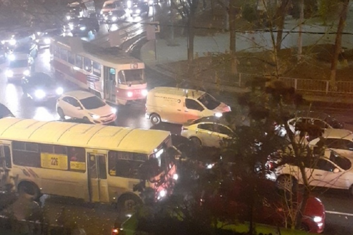 В дорожный затор попали и автомобилисты, и пассажиры общественного транспорта В дорожный затор попали и автомобилисты, и пассажиры общественного транспорта