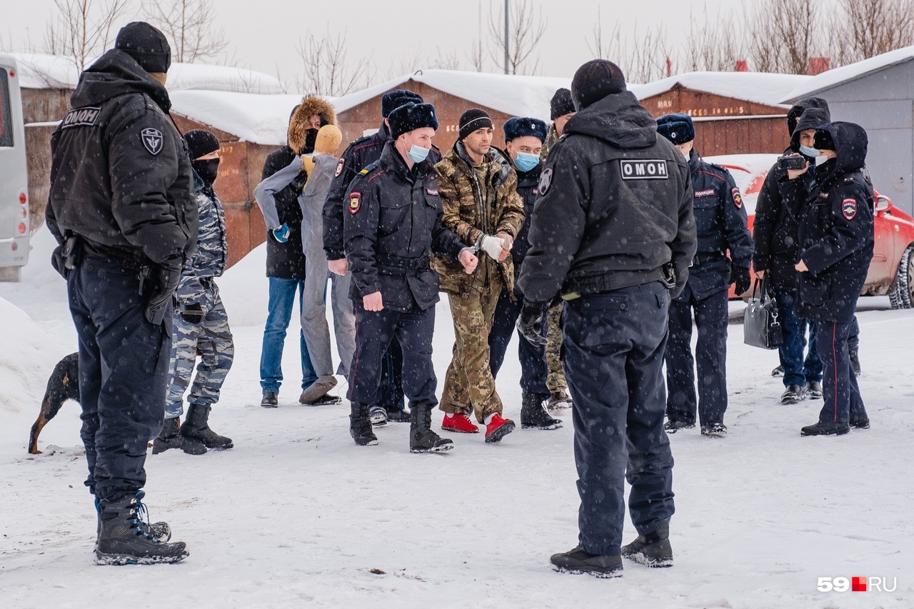 Подозреваемый ведет следователей на место, где продолжил преследовать родственника Подозреваемый ведет следователей на место, где продолжил преследовать родственника
