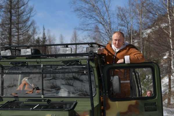 Владимир Путин сфотографировался за рулем вездехода Владимир Путин сфотографировался за рулем вездехода
