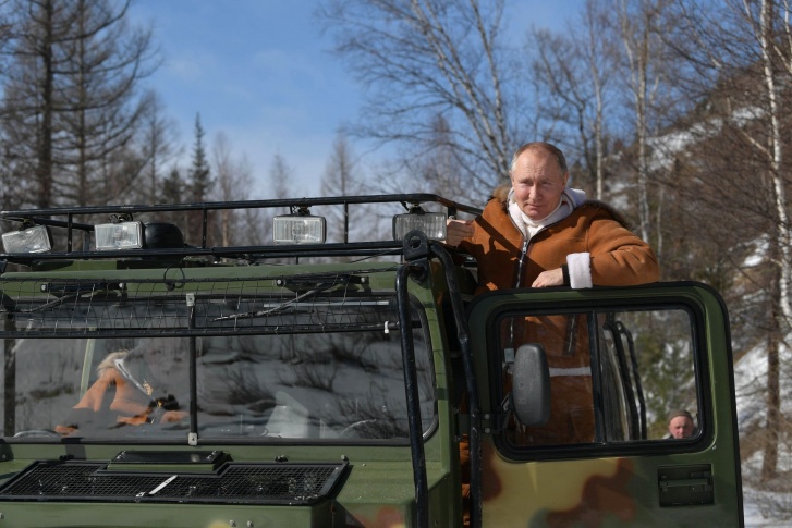 Владимир Путин сфотографировался за рулем вездехода