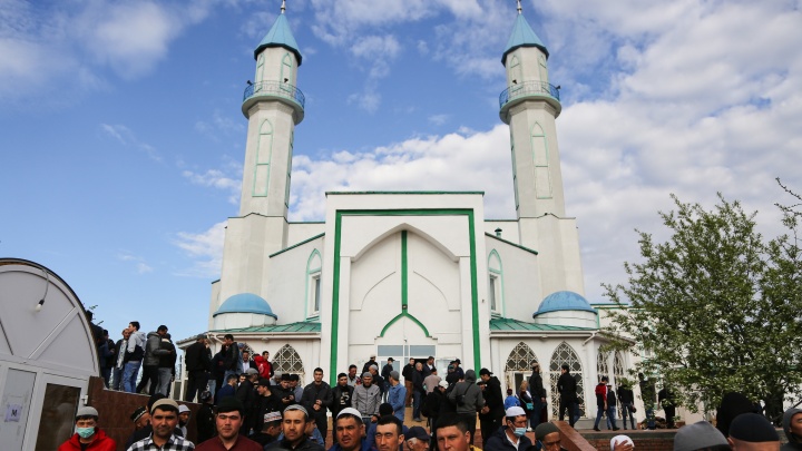 Мусульмане в Омске отметили Ураза-байрам: фоторепортаж из Соборной мечети на 20-й Линии