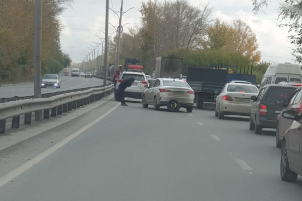 Столкнувшиеся автомобили практически парализовали движение Столкнувшиеся автомобили практически парализовали движение