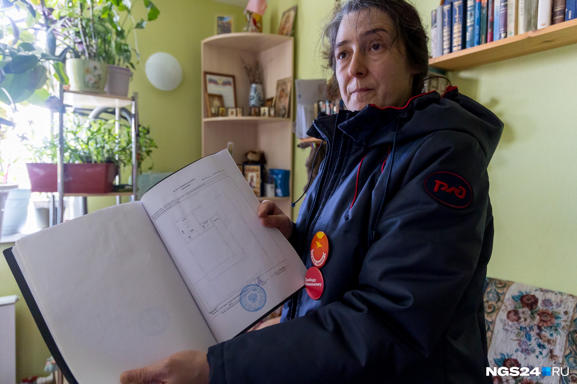 Все документы, подтверждающие законность жилья, Янина держит в одной папке