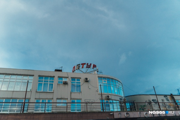 Торговый комплекс начал разрушаться из-за того, что используется лишь его небольшая часть Торговый комплекс начал разрушаться из-за того, что используется лишь его небольшая часть