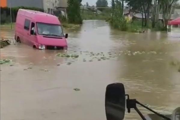 По улицам Керчи плывут машины и арбузы с рынков По улицам Керчи плывут машины и арбузы с рынков