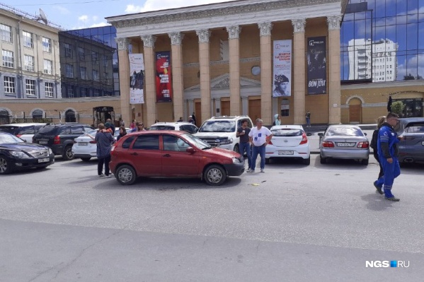 Сейчас сотрудники ДПС выясняют обстоятельства происшествия Сейчас сотрудники ДПС выясняют обстоятельства происшествия