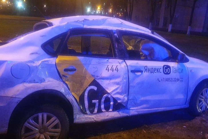 От удара легковушку смяло От удара легковушку смяло