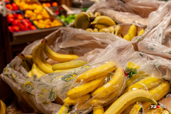 Стоимость бананов в крупных продуктовых супермаркетах Тюмени заметно выросла: если раньше за один килограмм нужно было заплатить около <nobr class="_">50 рублей</nobr>, то сейчас — от 60 до <nobr class="_">90 рублей</nobr> Стоимость бананов в крупных продуктовых супермаркетах Тюмени заметно выросла: если раньше за один килограмм нужно было заплатить около <nobr class="_">50 рублей</nobr>, то сейчас — от 60 до <nobr class="_">90 рублей</nobr>
