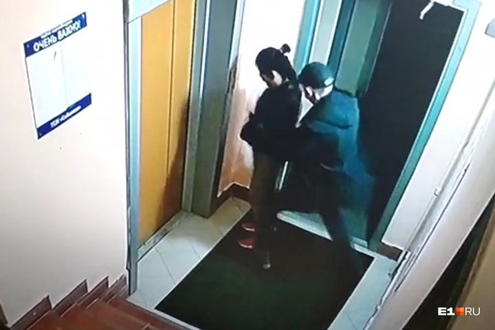 В сентябре парень нанес девушке два удара в спину, к счастью она выжила В сентябре парень нанес девушке два удара в спину, к счастью она выжила