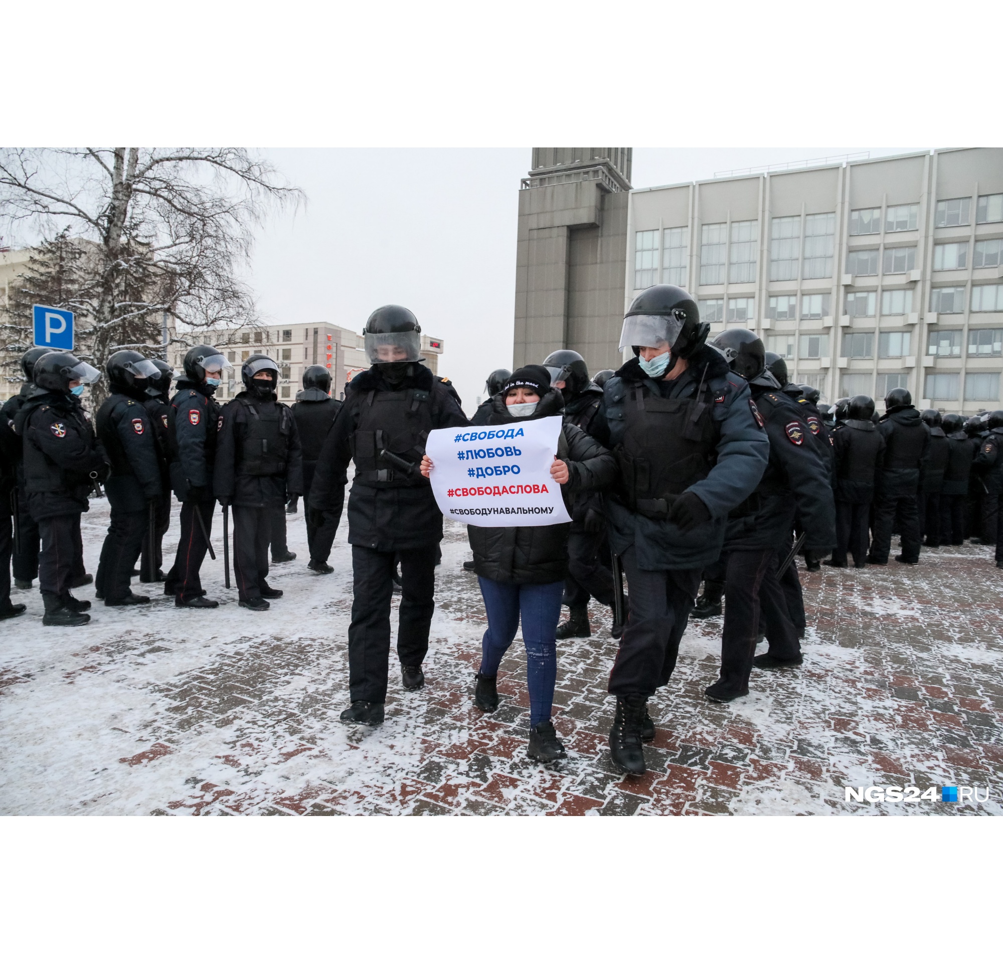 Люди с плакатами привлекали особенное внимание стражей порядка Люди с плакатами привлекали особенное внимание стражей порядка