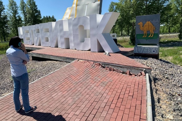 В том, что стела, мягко говоря, сделана некачественно, глава Челябинска Наталья Котова лично убедилась 13 июня В том, что стела, мягко говоря, сделана некачественно, глава Челябинска Наталья Котова лично убедилась 13 июня