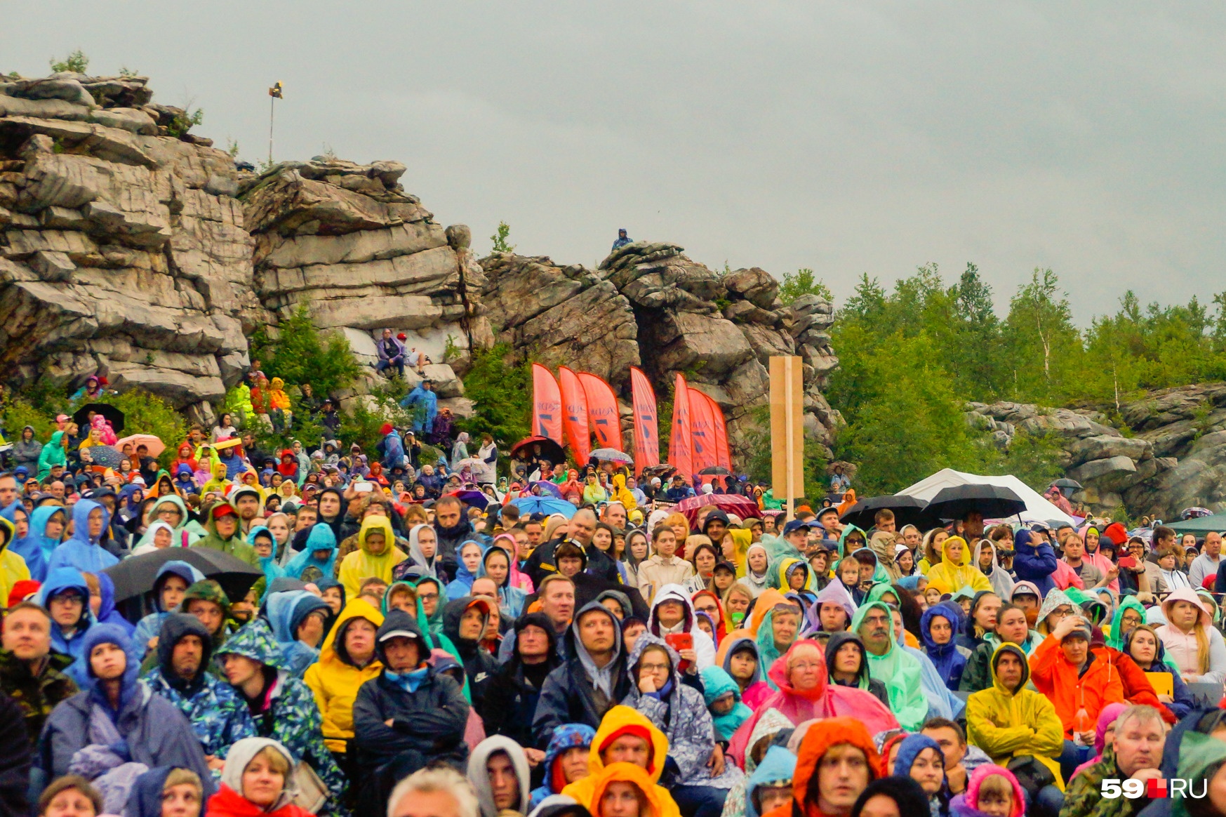 Зрители фестиваля на горе Крестовой готовы к капризам погоды