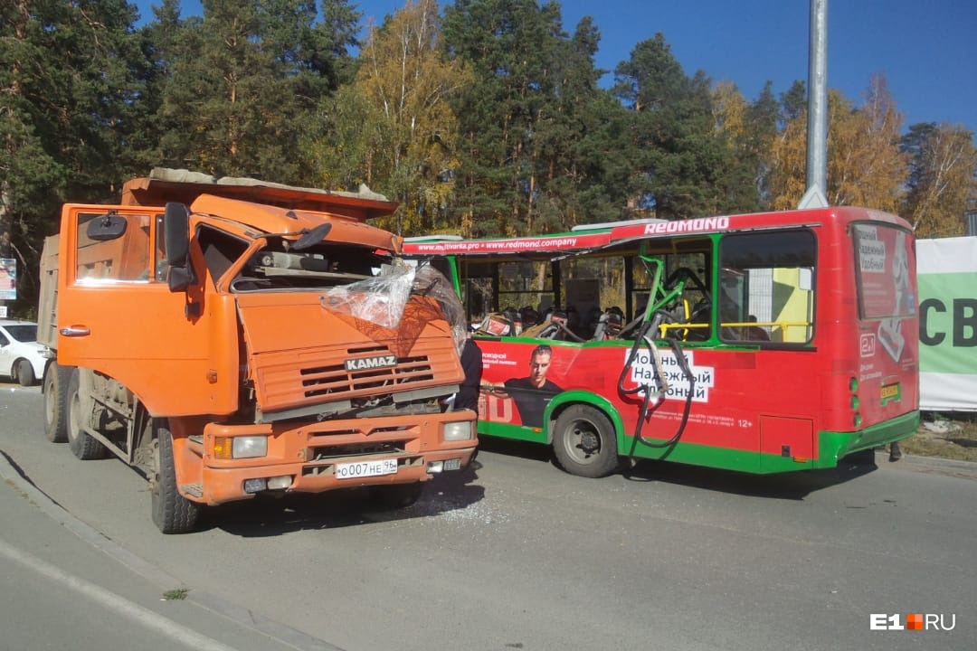 В Екатеринбурге самосвал разорвал бок пассажирского автобуса