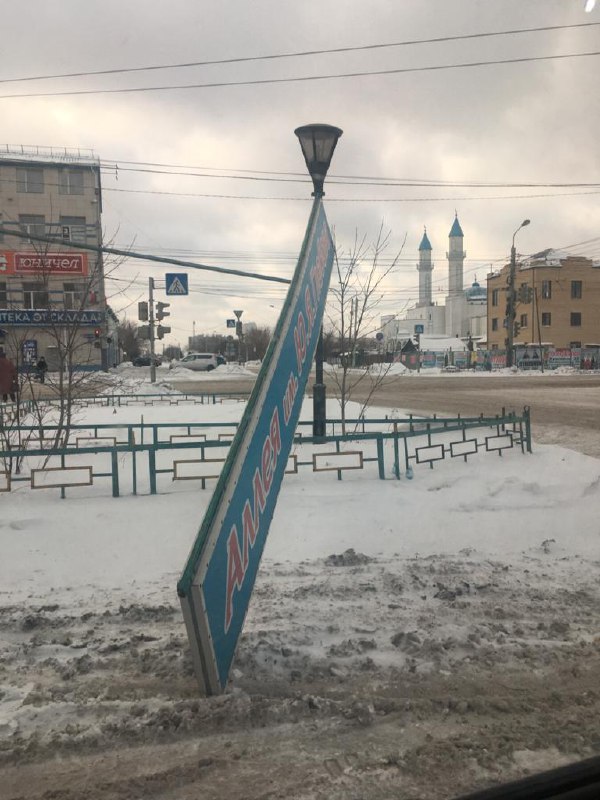 Аллея имени Глебова временно осталась без вывески Аллея имени Глебова временно осталась без вывески