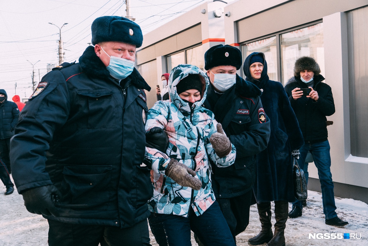 Одна из первых задержанных Одна из первых задержанных