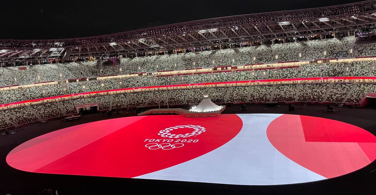 Стадион перед началом церемонии открытия выглядит безжизненным