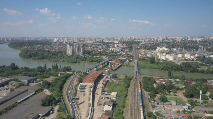 На новом Яблоновском мосту в Краснодаре начали строить пролеты над водой