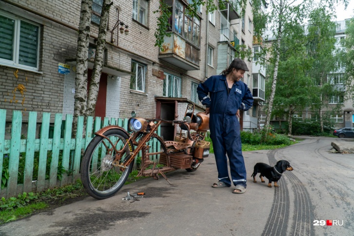 Для пассажиров байк Александра не предусмотрен, но вот для его питомца Ульриха место там всегда найдется Для пассажиров байк Александра не предусмотрен, но вот для его питомца Ульриха место там всегда найдется
