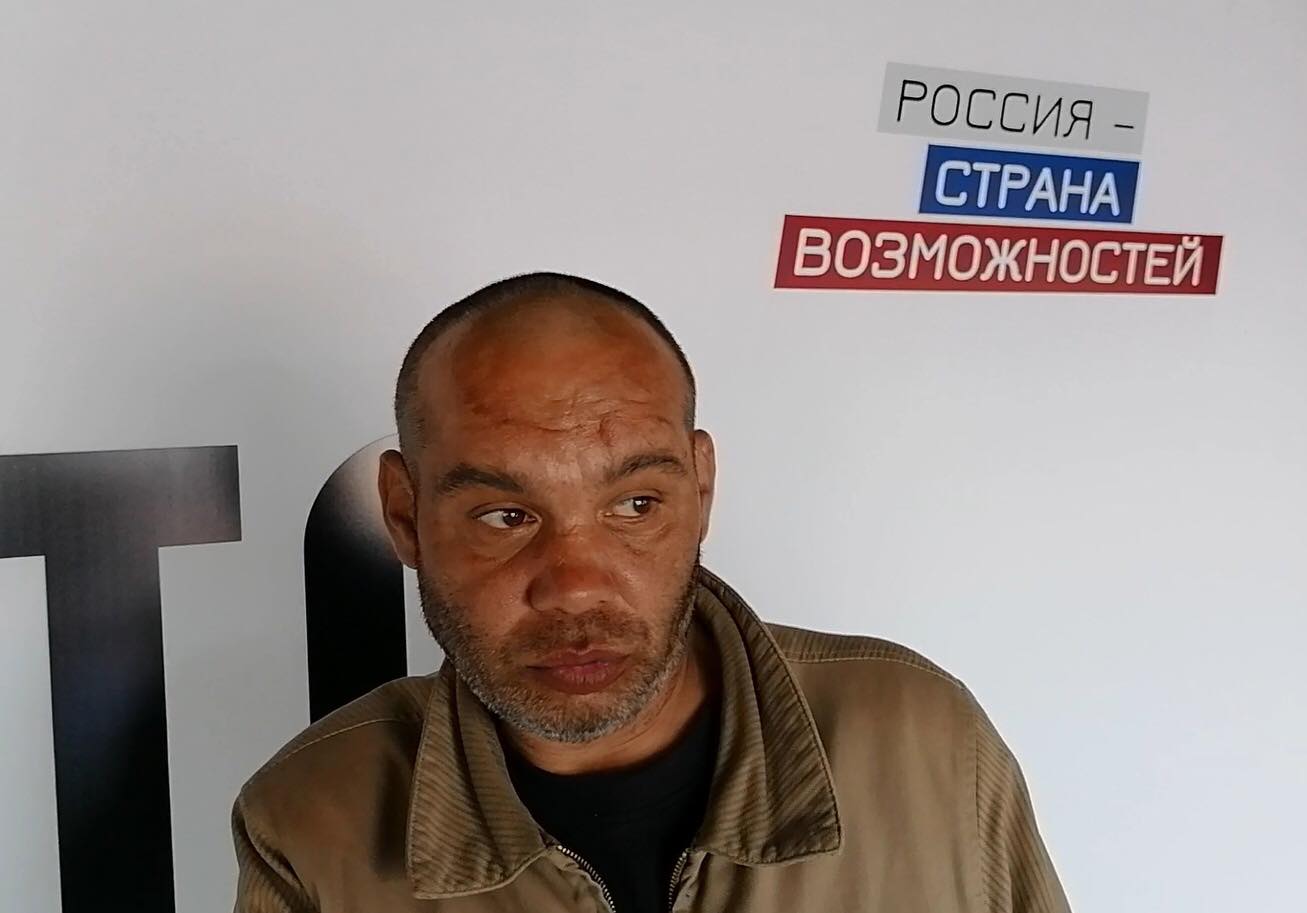 Волонтер «Альтернативы» Алексей Никитин сделал это фото в аэропорту Внуково, когда Рустама вывезли из Нового Уренгоя. Говорит: увидели плакат и не смогли не сфотографироваться на его фоне Волонтер «Альтернативы» Алексей Никитин сделал это фото в аэропорту Внуково, когда Рустама вывезли из Нового Уренгоя. Говорит: увидели плакат и не смогли не сфотографироваться на его фоне