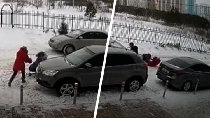 В Новосибирске будут судить водителя, который сбил мать с коляской из-за замечания о парковке