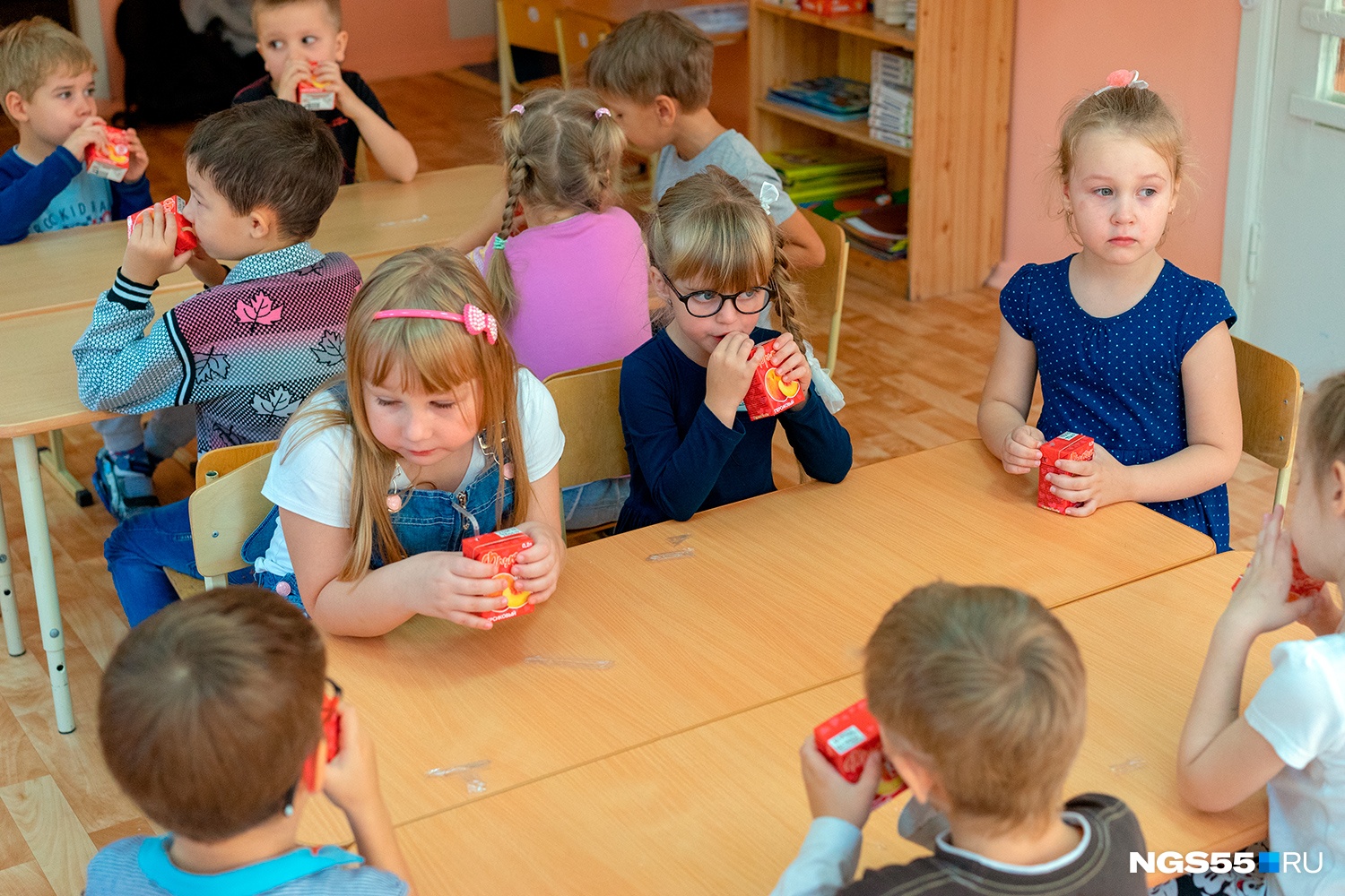 Что делают в детском саду. Связанные дети в детском саду. Детсад в Черемушках Омск. Детский садик девочки. Детский сад 26 Омск.