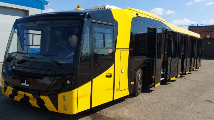 В омский аэропорт привезли новый автобус за 22,5 миллиона