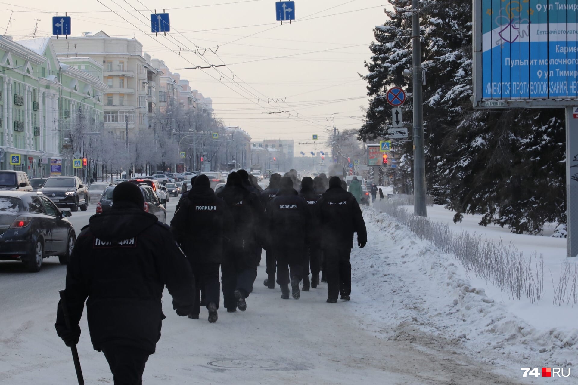 Обежать шествие полицейские пытались прямо по проезжей части Обежать шествие полицейские пытались прямо по проезжей части
