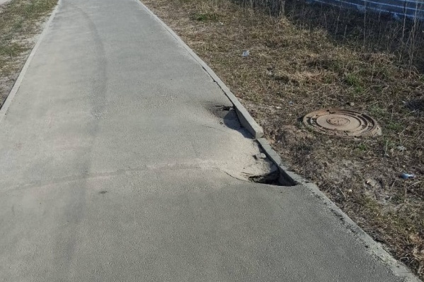 Тротуар подрядчику придется переделывать по гарантии уже второй раз Тротуар подрядчику придется переделывать по гарантии уже второй раз