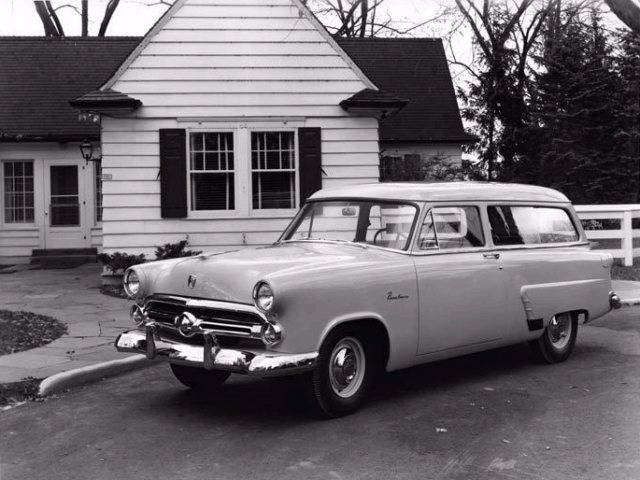 Ford Mainline 1952 года легко спутать с «Волгой», производство которой стартует четырьмя годами позднее Ford Mainline 1952 года легко спутать с «Волгой», производство которой стартует четырьмя годами позднее